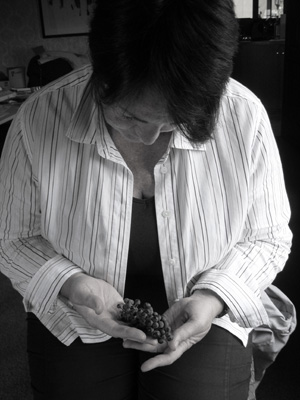 Tracy Smith holding grapes